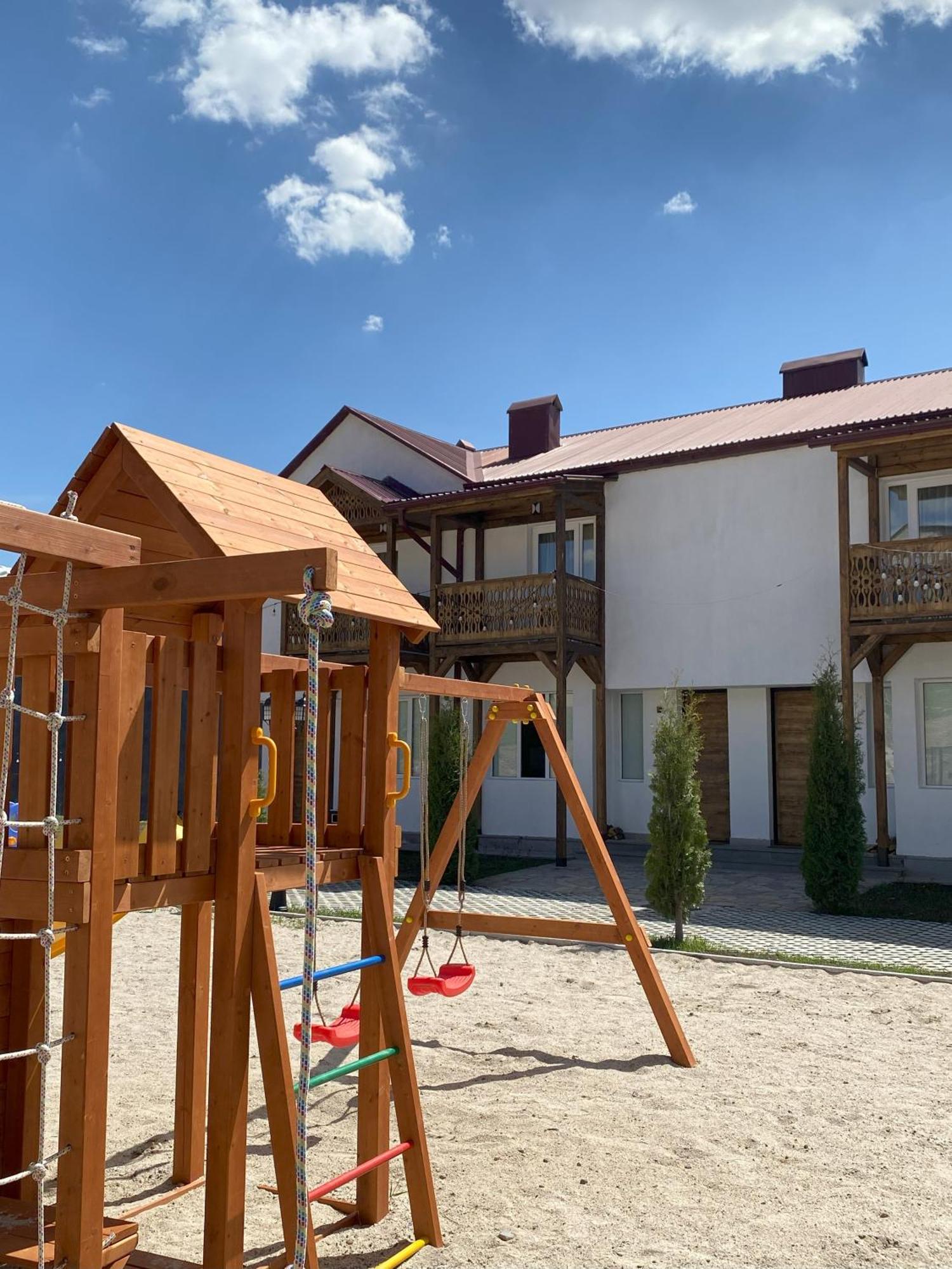Motives Inn Dilisan Kültér fotó